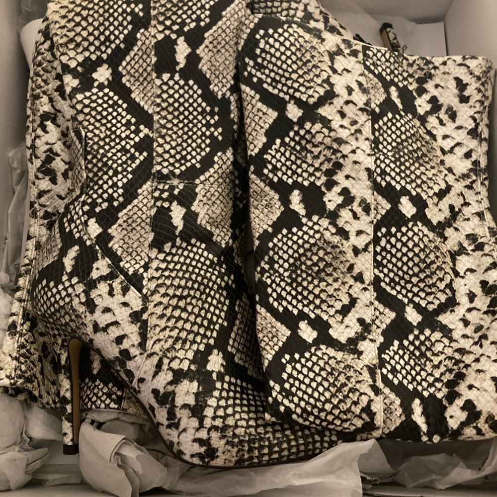 Aldo Sz 7 Tall boots. Snake.